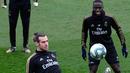Penyerang Real Madrid, Gareth Bale (depan) mengontrol bola saat mengikuti sesi latihan tim di fasilitas olahraga Real Madrid City di Madrid (17/12/2019). Real Madrid akan bertanding melawan Barcelona dalam laga El Clasico di Nou Camp. (AFP/Javier Soriano)
