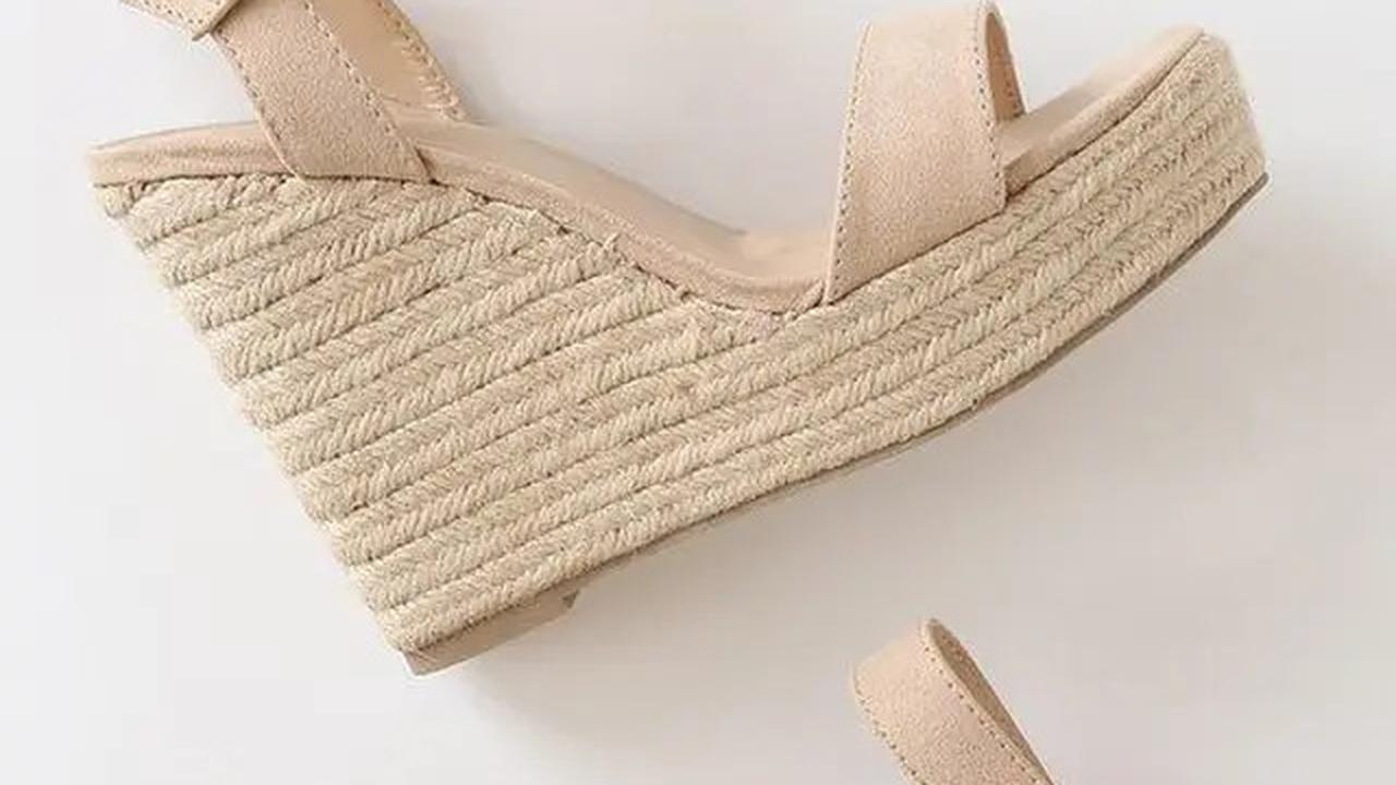 Model Wedges atau Flat Shoes? Ini yang Paling Cocok Buat Lebaran