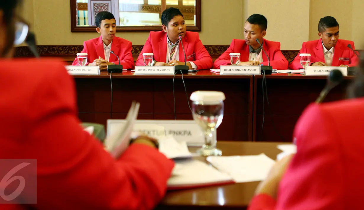 Sejumlah siswa berperan sebagai Dirjen dan Kepala Instansi saat mengikuti raker di Kemenaker, Jakarta, Selasa (11/10). Sebanyak 22 anak terpilih dari 11 provinsi berkumpul di Jakarta, untuk mengikuti ‘Sehari Jadi Menteri’. (Liputan6.com/Fery Pradolo)