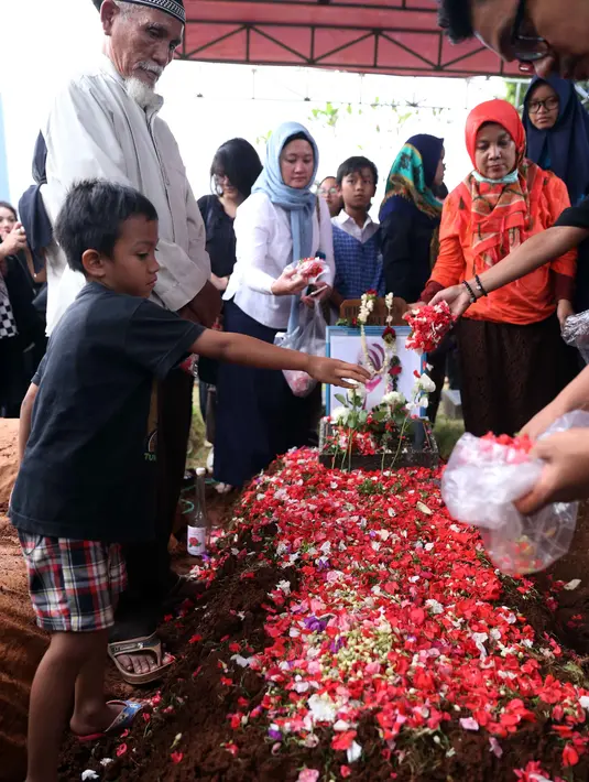 Irene meninggal dunia di usia 37 tahun. Ia meninggal akibat penyakit kanker payudara yang dideritanya sejak 2014 silam. Meski sempat dinyatakan sembuh, kondisinya memburuk pada tahun 2016 silam. (Nurwahyunan/Bintang.com)