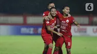 Pemain Persija merayakan gol yang dicetak Evan Dimas Darmono saat melawan Bhayangkara FC pada lanjutan Shopee Liga 1 Indonesia di Stadion PTIK, Jakarta, Sabtu (14/3/2020). Laga kedua tim berakhir imbang 2-2. (Liputan6.com/Helmi Fithriansyah)