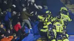 Laga fase grup Liga Europa 2021/2022 antara Leiga Warsawa melawan Leicester City yang berlangsung di King Power Stadium, Jumat, (26/11/2021) diwarnai kericuhan antara suporter Leiga Warsawa dengan petugas kepolisian. (AP/Rui Vieira)