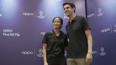 Chef Renatta Moeloek foto bersama legenda timnas Brasil dan AC Milan, Kaka, dalam sebuah acara makan malam spesial yang digelar pada Sabtu (3/6/2023)&nbsp;malam hari WIB. (Bola.com/Okie Prabhowo)