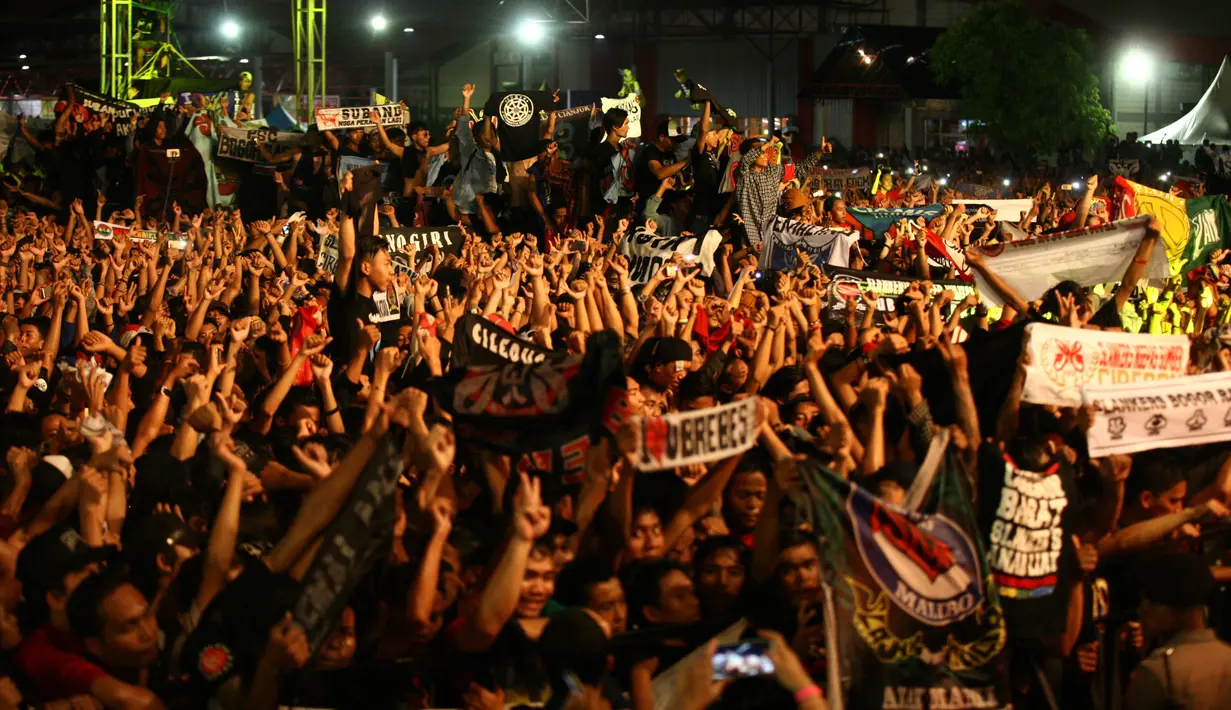 Konser ulang tahun Slank ke-34 tahun berlangsung meriah di JIExpo Kemayoran, Jakarta Pusat, Selasa (26/12/2017). Ribuan slankers memadati arena konser yang bertepatan dengan Pekan Raya BingBang. (Nurwahyunan/Bintang.com)