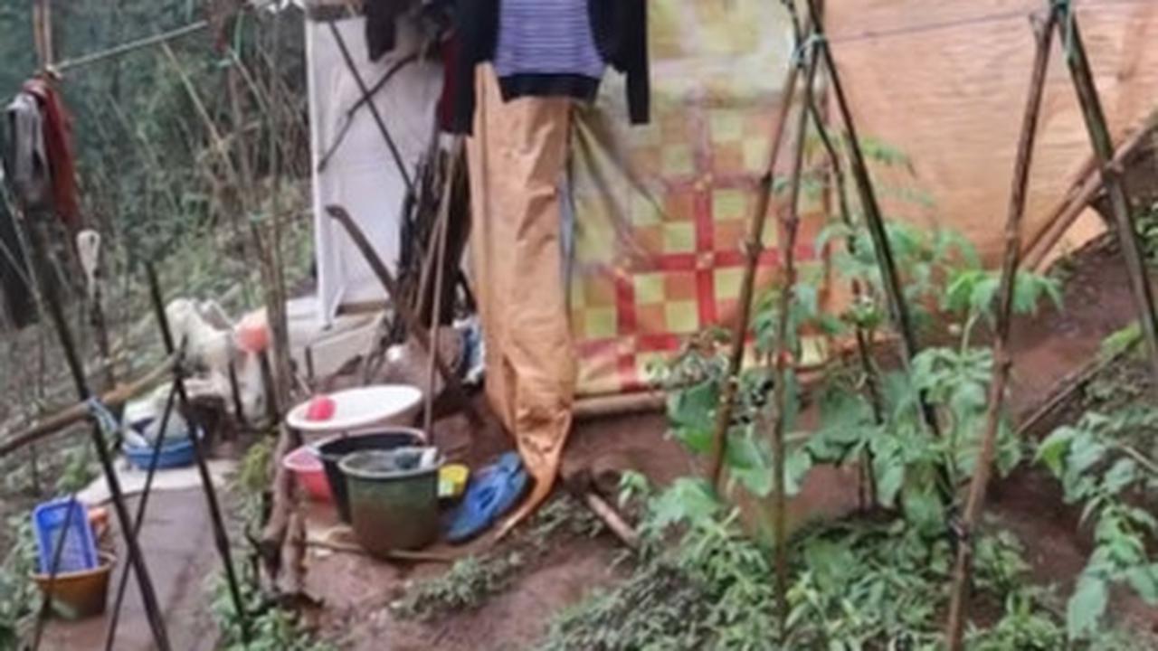 keluarga tinggal di gubuk