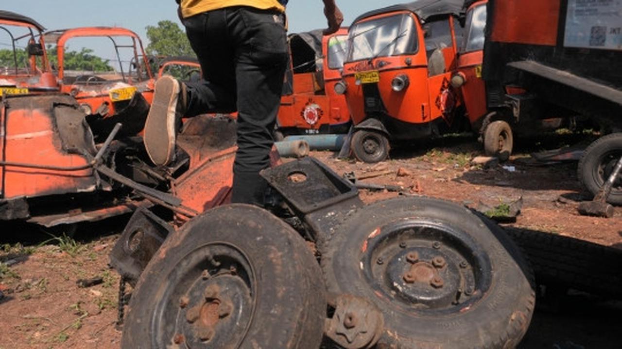 Melihat pemusnahan bajaj dua tak di Cipinang Bali