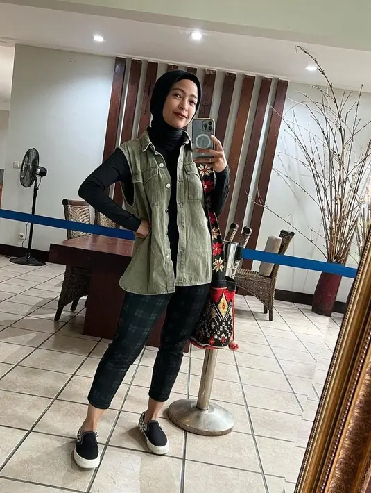 Penampilan terbaru Tantri Kontak juga jadi pusat perhatian. Dia berhasil melakukan diet sehat selama tiga bulan. Hingga kini bobotnya sudah turun 14 kilogram. [iinstagram/tantrisyaliandri]