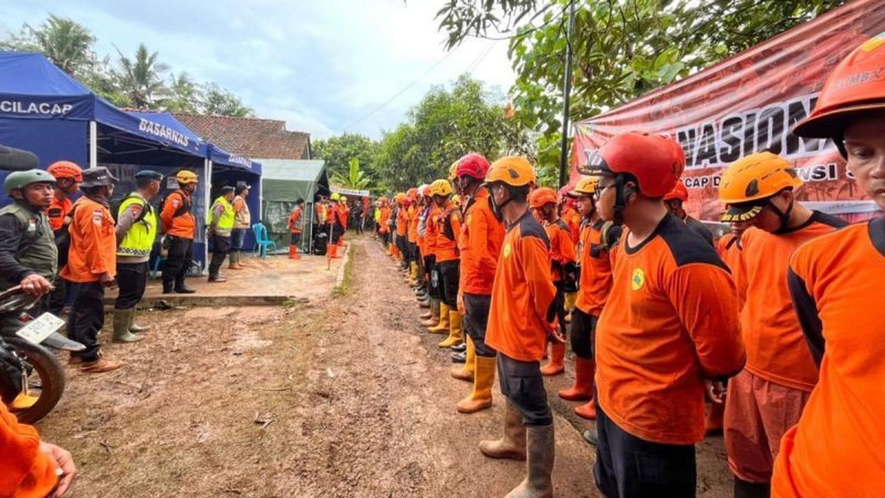 Tim SAR Persempit Sektor Pencarian Korban Longsor Cilacap, Fokus pada 12 Korban Hilang