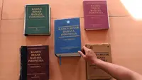 Kamus Besar Bahasa Indonesia dari jilid I hingga V yang ada di Badan Pengembangan dan Pembinaan Bahasa Kementerian Pendidikan dan Kebudayaan, Jakarta, Selasa (20/12). (Liputan6.com/Helmi Fithriansyah)