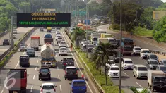 Pengendara melintas di jalan Tol Lingkar Luar Seksi Pondok Pinang-Jagorawi, Jakarta, Rabu (16/3/2016). Keputusan pengalihan pengelolaan JORR S Pondok Pinang-Jagorawi berdasar SK Mahkamah Agung No: 720K/Pid/2001. (Liputan6.com/Helmi Fithriansyah)