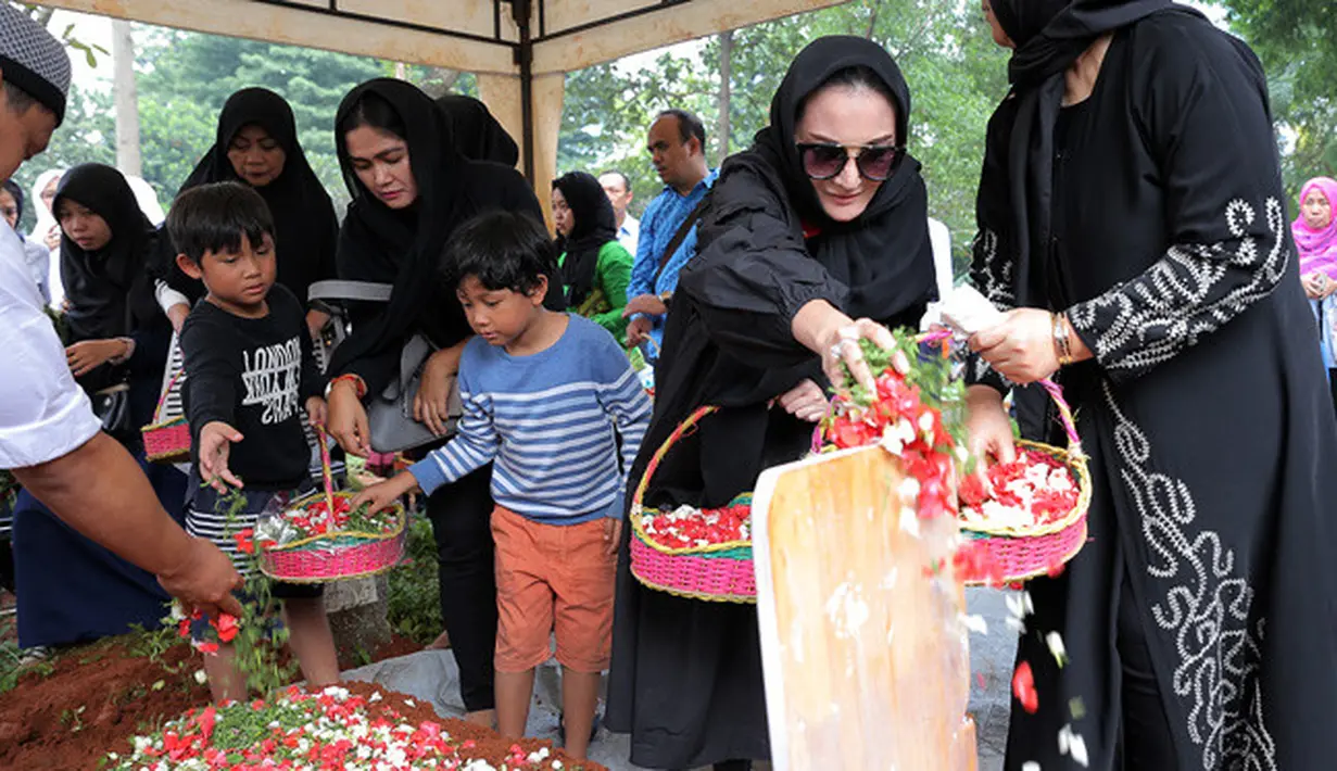 Sambil berusaha tegar melepas kepergian ayahandanya, Kiki Amalia menaburkan bunga di atas pusara mendiang Dr. Drg. Andi Jimmy Mappaile SpBM, MM di TPU Menteng Pulo, Jakarta Selatan. (Deki Prayoga/Bintang.com)