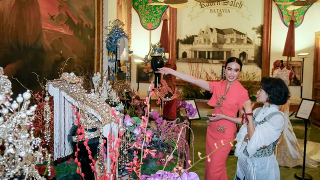 Potret Elegan Bak Bangsawan dari Menpar Widi Wardhana Saat Rayakan Imlek di Kota Tua, Berbalut Busana Khas Peranakan