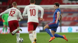 Bek Inggris Harry Maguire (kanan) saat menjegal penyerang Denmark, Kasper Dolberg (tengah) dalam lanjutan pertandingan UEFA Nations League grup A2 di stadion Wembley di London (14/10/2020). Inggris takluk atas Denmark 0-1. (AFP/Pool/Nick Potts)