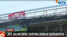 Sejumlah kabel listirik terlihat melintang di sepanjang pagar jembatan.