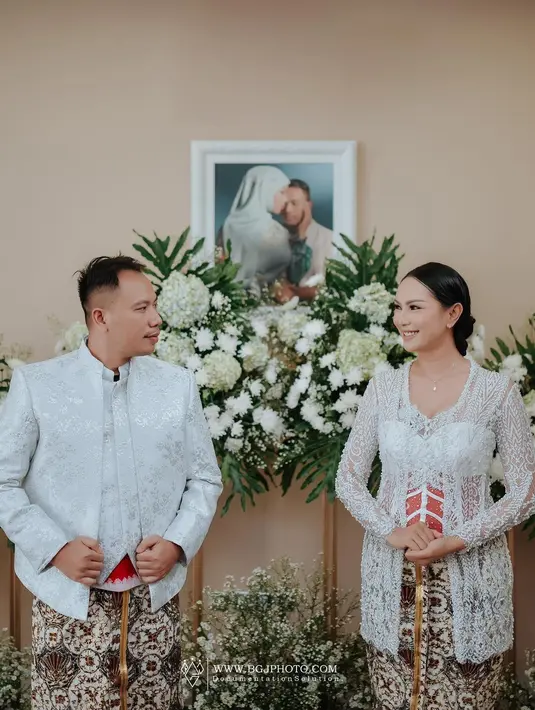 Beberapa waktu lalu, Melaney Ricardo mewakili rasa penasaran netizen pun menanyakan yang sebenarnya. Ia bertanya, apakah hubungan Kalina dan Vicky hanya drama settingan saja atau bukan. (Instagram/kalinaoctaranni)