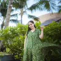 Flowy dress motif floral seperti Nagita Slavina merupakan pilihan yang tepat untuk memungkinkan kamu bergerak bebas sambil bergaya. [Foto: IG/raffinagita1717].