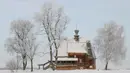 Pemandangan saat gereja kayu yang dikelilingi salju di desa wisata Suzdal, Rusia (23/1). Suzdal mempertahankan suasana pedesaan gaya Eropa Timur era Uni Soviet. (AFP Photo/Mladen Antonov)