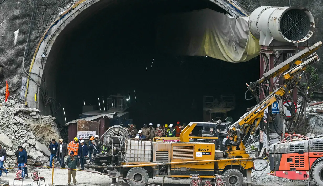 Proses penyelamatan 41 pekerja tambang diawasi langsung oleh Sekretaris Utama Perdana Menteri India, Pramod Kumar Mishra pada tanggal 27 November 2023. (Arun SANKAR/AFP)