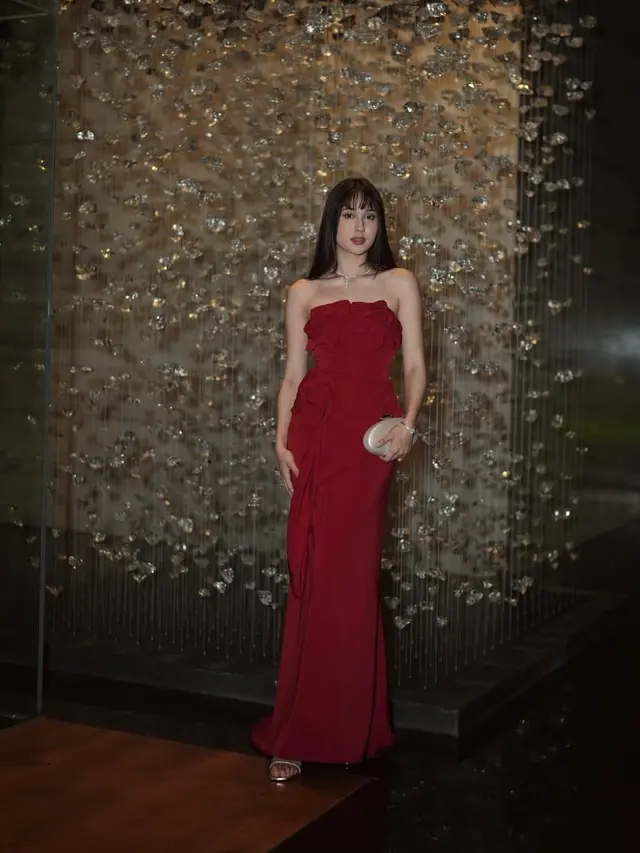 Lady in Red! Yasmin Napper Tampil Memesona dengan Strapless Dress Merah, Bisa Jadi Inspirasi Look Pesta