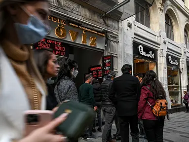 Orang-orang mengantre di luar agen penukaran mata uang dekat alun-alun Taksim ketika lira Turki terperosok ke level terendah sepanjang sejarah di Istanbul, Senin (25/10/2021). Lira melemah imbas pengusiran duta besar AS dan sembilan negara Barat lainnya oleh Presiden Tayyip Erdogan. (Ozan KOSE/AFP)