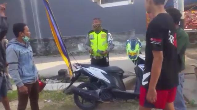 Viral, Operasi lalu Lintas Di Kampung, Dua Polisi Diusir Warga