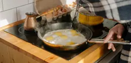 Hidangan telur yang mewah tidak selalu berarti harus sulit atau memakan waktu lama untuk disiapkan. [Dok/Pexels.com/cottonbro studio].