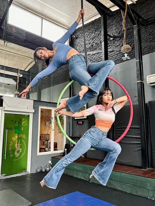 Foto lain saat Fuji mengenakan celana jeans dan atasan berkerah. Kakinya terlihat lebih jenjang tidak hanya karena celana jeans yang dikenakannya, tapi juga pose tubuhnya di atas hola hoop. Foto: Instagram.