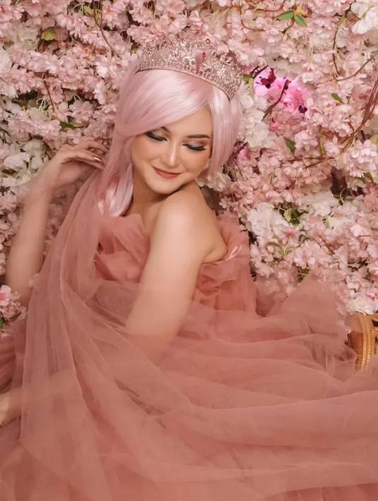 Selain jadi penyanyi, dan aktris, Gabriella pun kerap jalani pemotretan. Salah satu pemotretannya yang paling curi perhatian ialah saat ia tampil bak boneka Barbie. Banyak dari penggemarnya pun puji kecantikannya dalam foto tersebut. (Liputan6.com/IG/gabriellalarasati)