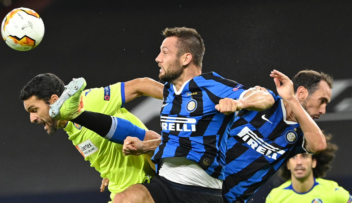 Gelandang Inter Milan, Roberto Gagliardini, berebut bola dengan penyerang Getafe, Enric Gallego, pada laga 16 besar Liga Europa 2019/2020 di Veltins Arena, Kamis (6/8/2020) dini hari WIB. Inter Milan menang 2-0 atas Getafe. (AFP/ Ina Fassbender/various sources)