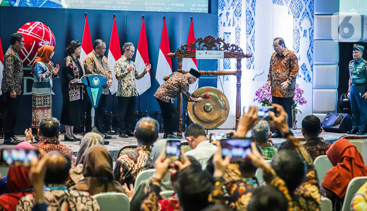 <p>Wakil Presiden Ma'ruf Amin (kedua kanan) bersama Menteri Keuangan Sri Mulyani (kiri), Gubernur Bank Indonesia (BI) Perry Warjiyo (kedua kiri), Ketua Dewan Komisioner OJK Mahendra Siregar (ketiga kiri), dan Direktur Utama BEI Iman Rachman (kanan) meresmikan pembukaan perdagangan Bursa Efek Indonesia (BEI) tahun 2024 di Jakarta, Selasa (2/1/2024). (Liputan6.com/Faizal Fanani)</p>