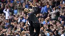 Ekspresi pelatih Manchester City, Pep Guardiola saat memimpin timnya melawan Stoke City pada lanjutan Premier League di Etihad Stadium, Manchester, (14/10/2017). City menang 7-2. (Mike Egerton/PA via AP)
