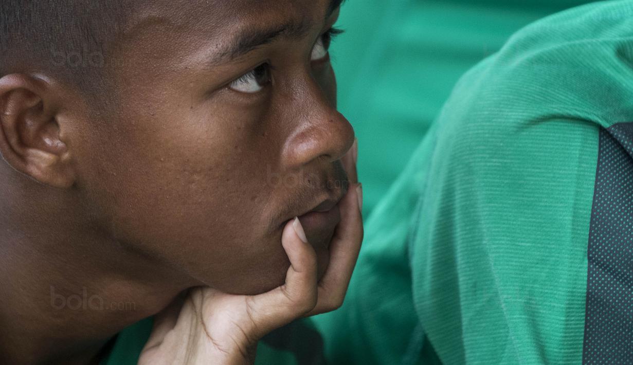 Pemain Timnas Indonesia U-16, tampak serius saat nobar Timnas U-19 melawan Brunei Stadion Atang Sutresna, Jakarta Timur, Selasa (12/9/2017). Nobar dilakukan sebelum acara pelepasan Timnas U-16. (Bola.com/Vitalis Yogi Trisna)