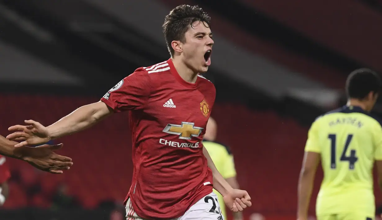 Gelandang Manchester United, Daniel James merayakan gol yang dicetaknya ke gawang Newcastle United, Joe Willock pada pekan ke-25 Liga Inggris 2020/2021  di Old Trafford, Senin (22/2/2021) dini hari WIB. Manchester United sukses membungkam Newcastle dengan skor 3-1. (Stu Forster/Pool via AP)