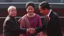 Presiden India Pranab Mukherjee (kiri) menyambut kedatangan Presiden Joko Widodo (Jokowi) didampingi Ibu Negara RI, Iriana Joko Widodo setibanya di Istana Rashtrapati Bhavan, New Delhi, Senin (12/12). (REUTERS/Adnan Abidi)