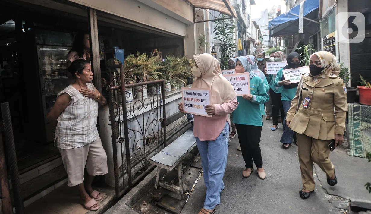 <p>Ibu Pembinaan Kesejahteraan Keluarga (PKK) berkeliling lingkungan membawa poster saat Operasi Yustisi bersama petugas Satpol PP di RW 01 Kelurahan Sunter Agung, Tanjung Priok, Jakarta Utara, Selasa (10/5/2022). Operasi Yustisi tersebut bertujuan mendata pendatang baru pasca Lebaran sekaligus mengimbau masyarakat untuk melengkapi dosis vaksin guna mencegah penyebaran klaster mudik. (merdeka.com/Iqbal S. Nugroho)</p>