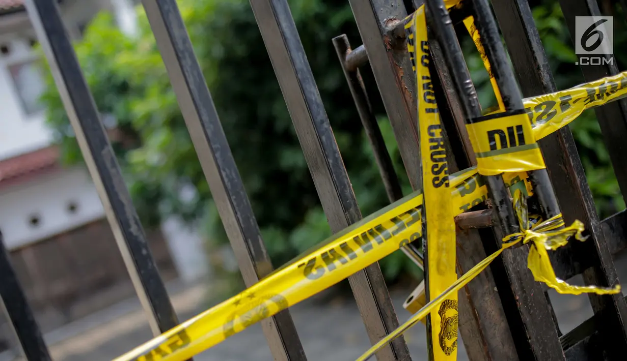 Garis polisi terpasang di pagar rumah korban kasus istri bunuh dan bakar suami serta anak tiri di Jalan Lebak Bulus 1, Kavling 129 B Blok U-15, Cilandak, Jakarta, Selasa (3/9/2019). Aulia Kesuma menyuruh pembunuh bayaran untuk menghabisi nyawa suami dan anak tirinya. (Liputan6.com/Faizal Fanani)