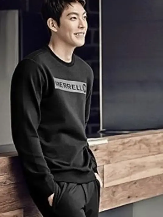 Dalam menjalani pengobatan, Kim Woo Bin mendapat dukungan penyemangat dari sang kekasih Shin Min Ah. Ia mengatakan lewat pihak agensi bahwa ia tengah membantu Kim Woo Bin jalani pengobatan. (Instagram/kimwoobin_89)