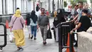 Pejalan kaki melintasi jalur masuk dan keluar Taman Fatahilah, Kota Tua, Jakarta, Selasa (23/4). Unit Pengelola Kawasan (UPK) Kota Tua melakukan uji coba simulasi pengaturan alur pintu masuk dan pintu keluar ke Taman Fatahillah bagi pejalan kaki selama dua minggu. (Liputan6.com/Immanuel Antonius)