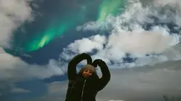 Diketahui bahwa perjuangannya menyaksikan aurora ini tidak mudah. Pasalnya ia harus berjuang menahan dingin saat cuaca semakin buruk. Dirinya sempat menunggu munculnya aurora di tepi danau pada pukul 01.00 dini hari waktu setempat. Namun karena bisa menyaksikan aurora, rasa dinginnya pun langsung hilang seperti yang diungkapkan dalam keterangan Instagramnya. (Liputan6.com/IG/@lulalahfah)