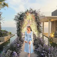Gaun memiliki banyak macam. Untuk mencari ide dress bridesmaid, gaun dengan potongan klasik ala victorian ini bisa jadi pilihan. Sederhana namun elegan, menghadirkan kesan manis yang tak terlupakan. (Foto: Prilly Latuconsina)