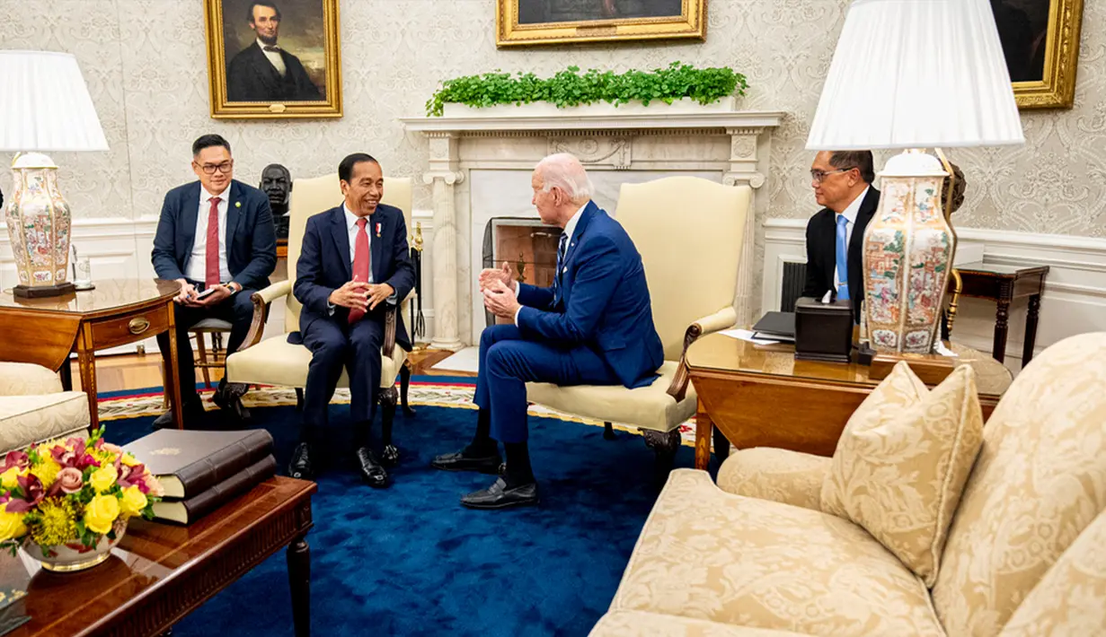 "Indonesia berharap agar kemitraan kita dapat berkontribusi terhadap perdamaian dan kemakmuran regional dan juga global," ucap Jokowi kepada Biden. (AP Photo/Andrew Harnik)