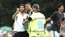 Cristiano Ronaldo. Striker asal Portugal berusia 37 tahun ini didatangkan Juventus dari Real Madrid pada awal musim 2018/2019 dengan nilai transfer mencapai 117 juta euro atau setara Rp1,8 triliun. Juventus sendiri mendatangkan CR-7 dari Manchester United pada awal musim 2009/2010 dengan nilai transfer 94 juta euro. Sejak awal musim 2021/2022 Juventus melepas Cristiano Ronaldo kembali ke MU dengan nilai transfer hanya 15 juta euro. (AFP/Isabella Bonotto)