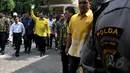 Agung Laksono melambaikan tangan kepada para pendukungnya saat menghadiri pembacaan keputusan Pengadilan Tata Usaha Negara Jakarta Timur (PTUN) terkait kisruh Partai Golkar, Senin (18/5/2015). (Liputan6.com/JohanTallo)