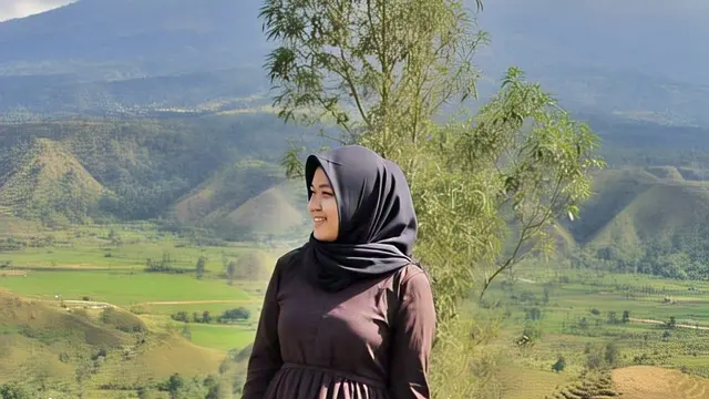 Gamis A-Line untuk Wanita Gemuk dengan Warna Gelap untuk Menyamarkan Perut Buncit/Nurul Diva Kautsar via Meta AI