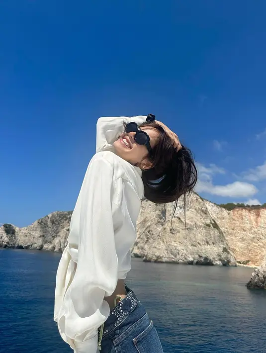 <p>Potret Lisa Blackpink di Zakynthos Island, Yunani. (Foto: Instagram/ lalalalisa_m)</p>