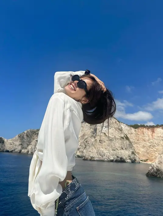 <p>Potret Lisa Blackpink di Zakynthos Island, Yunani. (Foto: Instagram/ lalalalisa_m)</p>