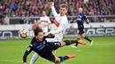 Pemain Stuttgart,Timo Werner (kanan) mempu bersaing sebagai penghuni papan atas topskor Bundesliga dengan 10 gol hingga pekan ke-18. (EPA/Daniel Naupold)