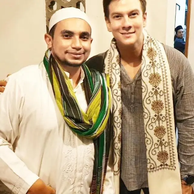 6 Potret Bertrand Antolin Pakai Baju Koko, Tuai Pujian