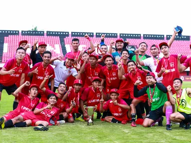 Pemain Jambe FC merayakan gelar juara Liga AYO Bali 2019 setelah mengalahkan Kupang FC di Stadion I Wayan Dipta, Gianyar, Bali, Minggu (30/6). Jambe FC menang 3-2 atas Kupang FC. (Dokumentasi Official)
