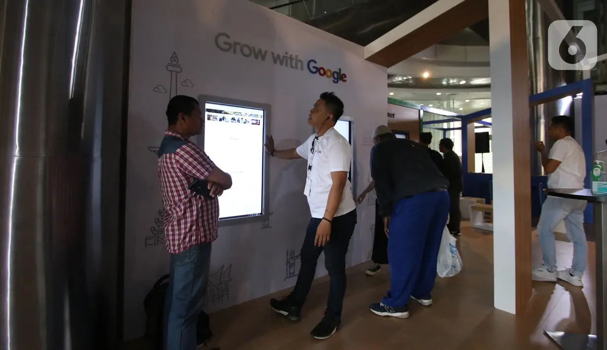 Pengunjung melihat layanan terbaru google saat pelucuncuran "Grow With Google" di Jakarta, Selasa (18/2/2020). Grow With Google merupakan inisiatif dari Google secara global yang bertujuan untuk menciptakan lebih banyak peluang bagi semua orang melalui beberapa programnya (Liputan6.com/Angga Yuniar)